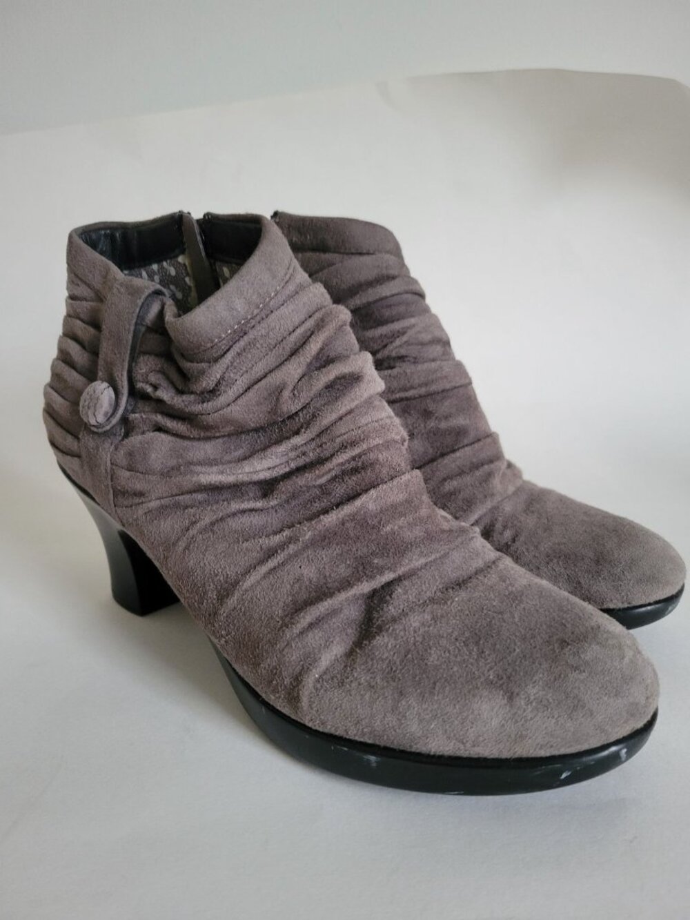 Dansko Gray Suede Ruched ankle boot size 39 8.5 to 9 bootie Comfort heel